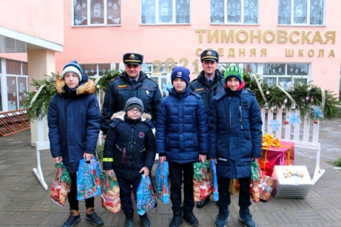 Сотрудники Климовичского РОВД поздравили учащихся Тимоновской средней школы с&nbsp;наступающими новогодними праздниками в&nbsp;рамках акции &laquo;Наши дети&raquo;
