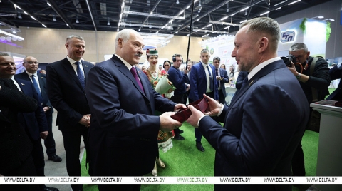 Автомобиль, мороженое и "Любимая Аленка". Лукашенко вручил символы Государственного знака качества